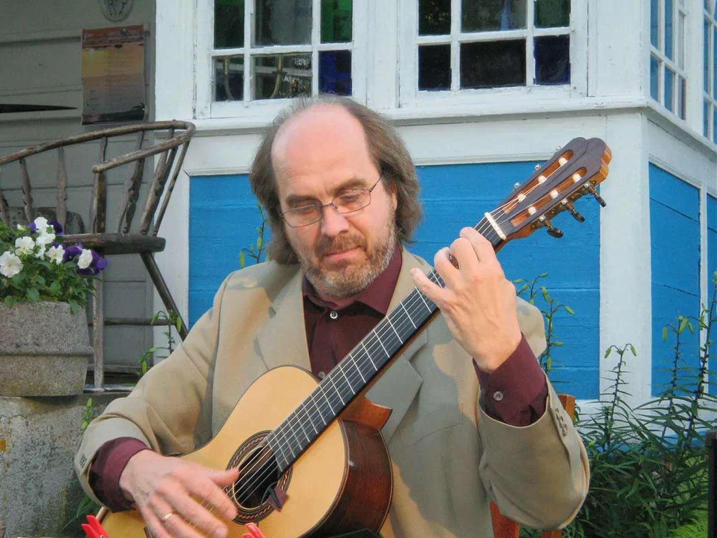 Eesti kitarrimuusika legend Heiki Mätlik annab Viljandi kitarrifestivalil kesköökontserdi, kus mängib oma kitarrikavade lisalugusid.
