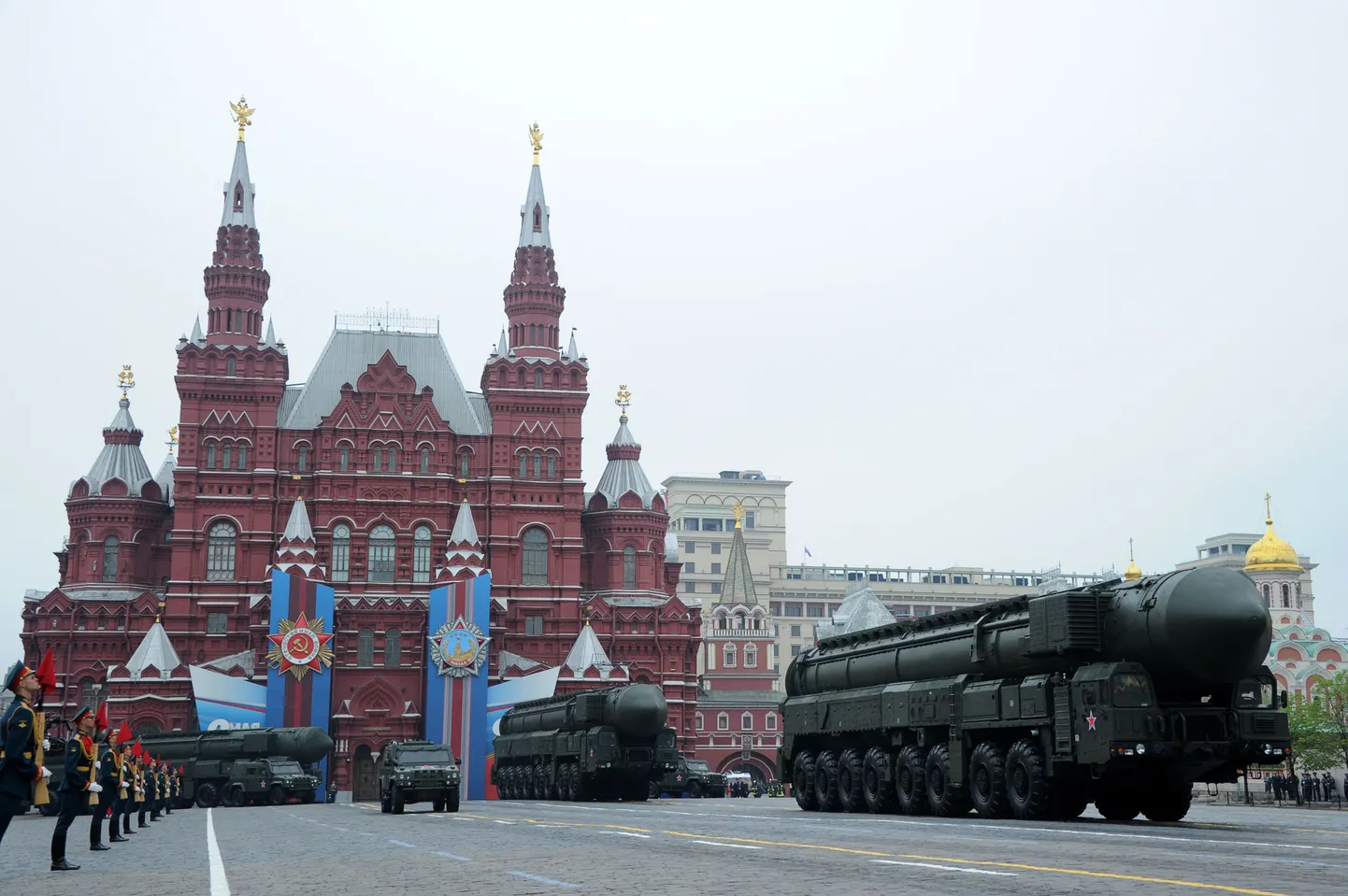 Баллистические ракеты на Красной площади.