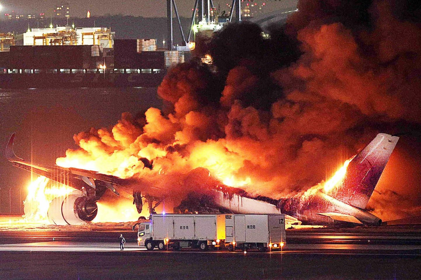 Tokyo Haneda lennujaamas põles eile lahtise leegiga Japan Airlinesi reisilennuk.