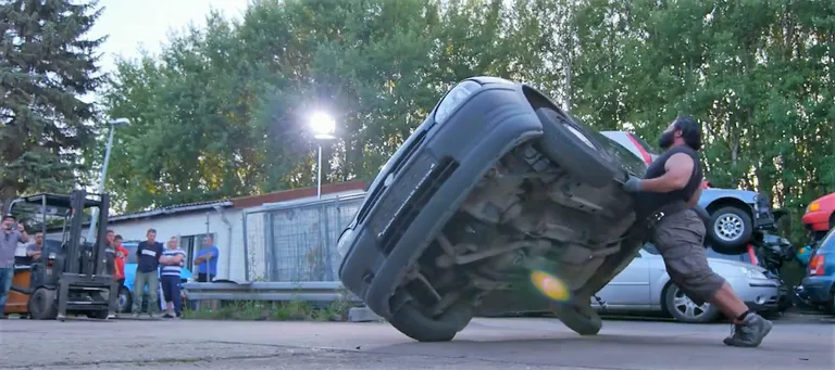 Jõumees Patrik Baboumian jõuab isegi auto kummuli pöörata.