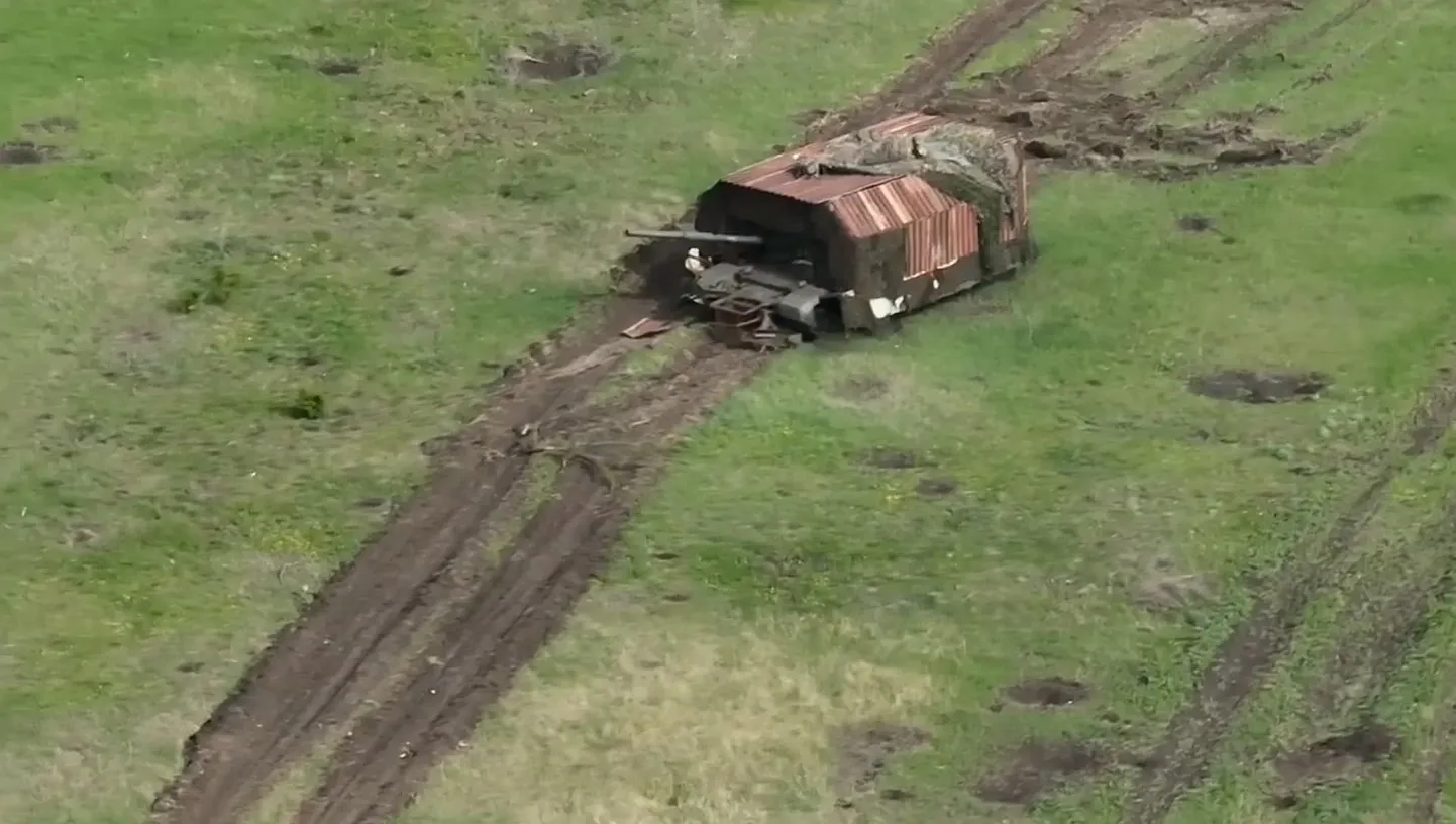 Esimesed kaasas veetava metallkuuri alla varjunud tankid said küll suurtükitules otsa, kuid lahingus olevat neist siiski abi Ukraina pardavaatega droonide vastu.
