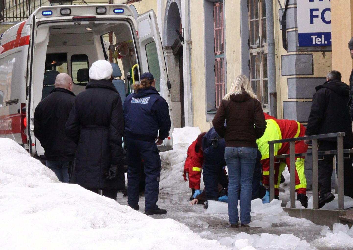 Mullu 24. märtsil kukkus Pärnus kesklinnas vanemale naisele pähe jääkamakas.