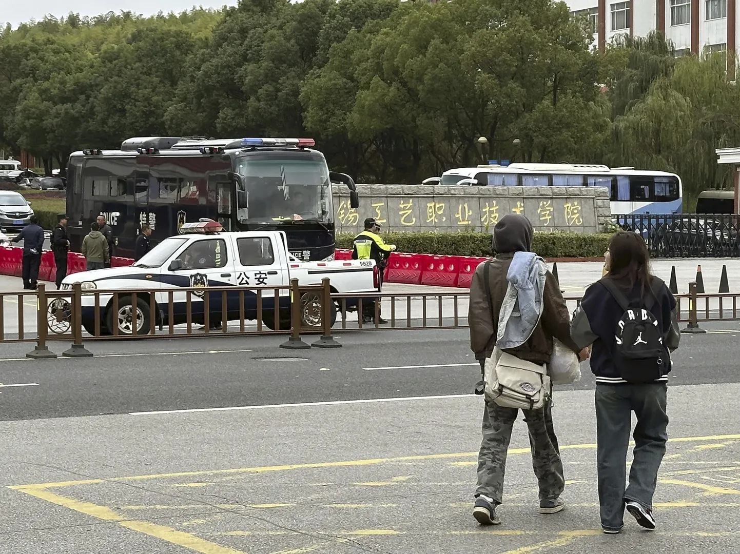 Politseisõidukid Hiinas Wuxi linna kutsekooli juures, kus 21-aastane mees pussitas surnuks kaheksa ja haavas 17 inimest.
