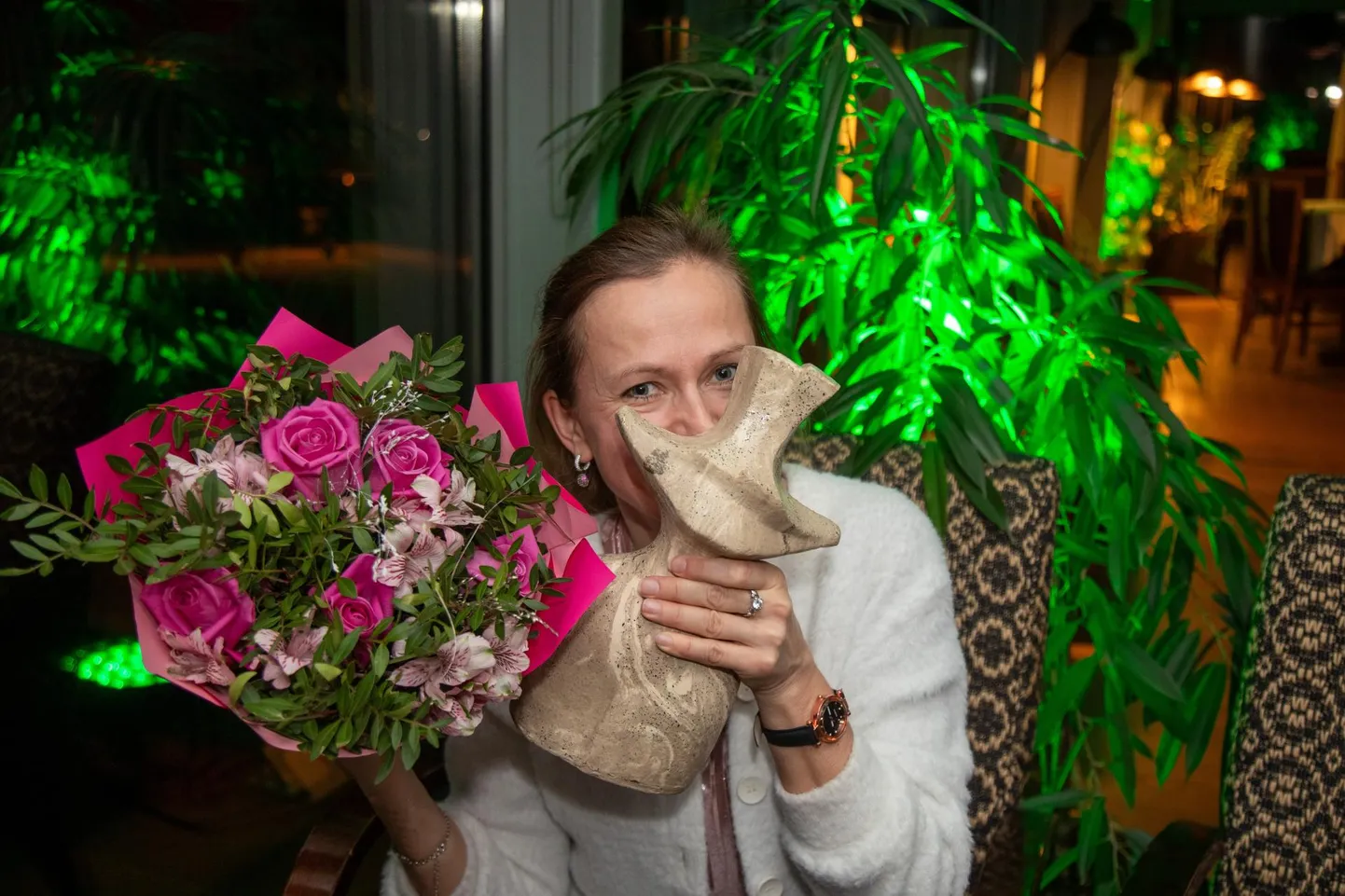 Sakala tänavuse kolleegipreemia ja auhinna "Muusa puudutus" pälvis toimetuse klienditeenindaja Marge Ira.