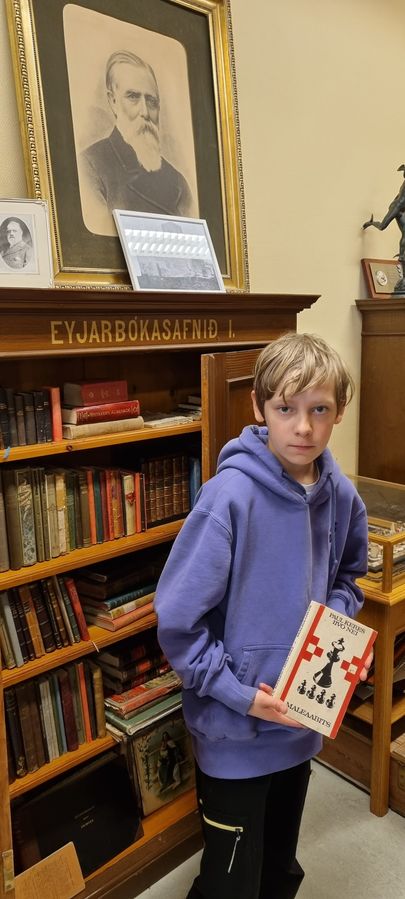 Jaan Joonatan Pruuli Grimsey saare raamatukogus, taustal Willard Fiske pilt