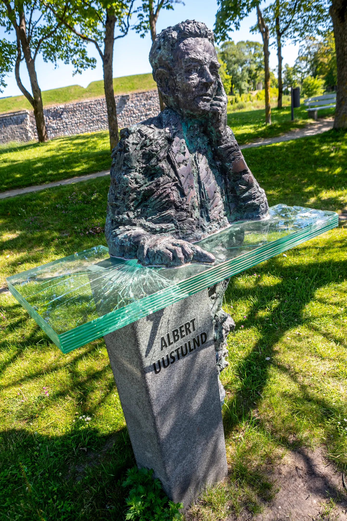 Albert Uustulndi lõhutud monument.