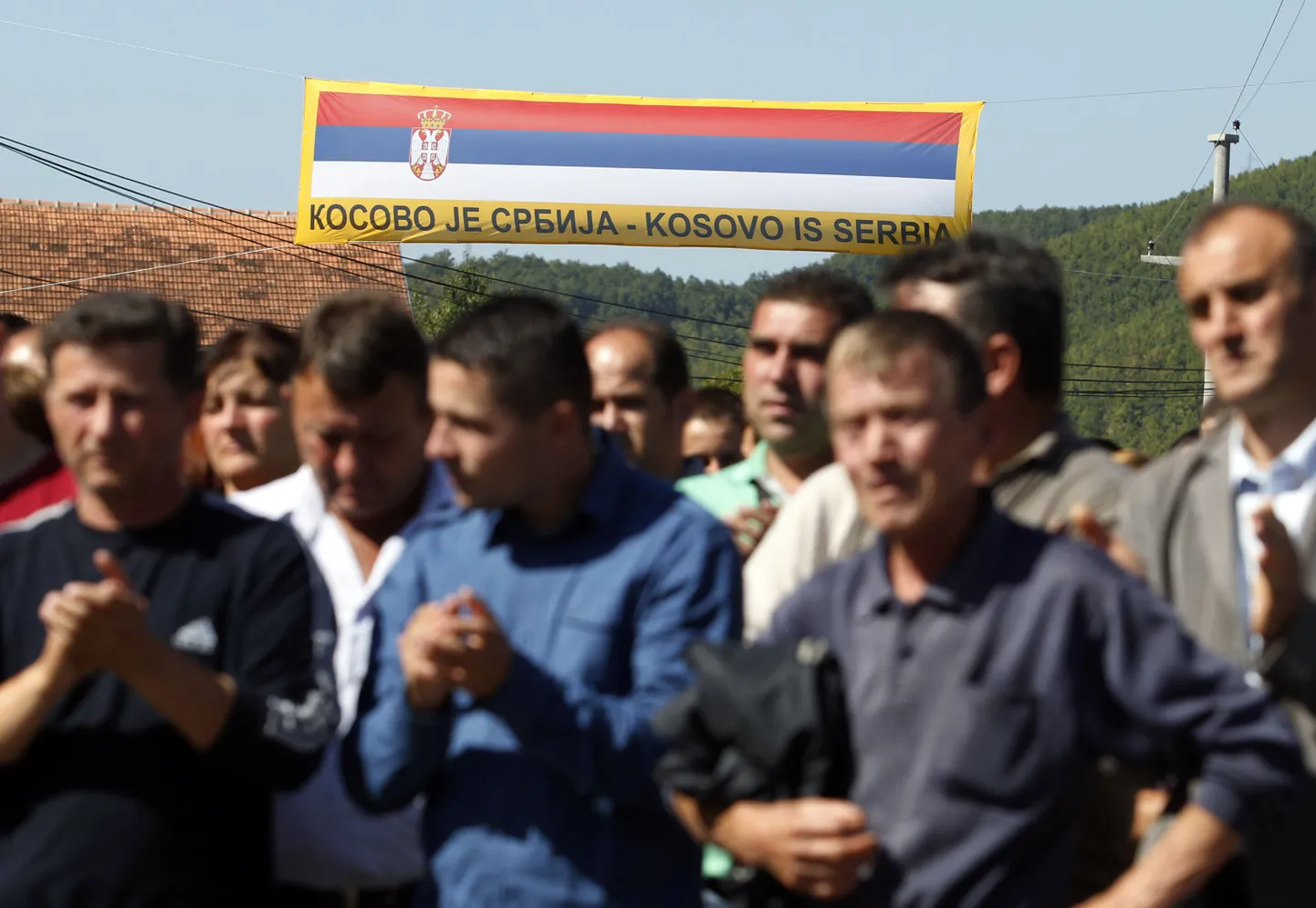 Сербы в Косово. На плакате надпись: "Косово - это Сербия"