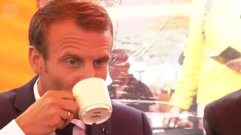 Emmanuel Macron soome kohvi joomas