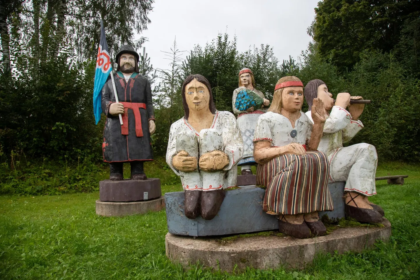 Mulgid on otsustanud, et vanemast neile ei piisa ja nad soovivad kuningriigi rajada. Pildil Mulgi perekonna kuju Tarvastu paisjärve ääres