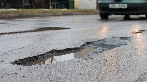 Департамент о ямах и выбоинах таллиннских дорогах: основательный ремонт начнется весной