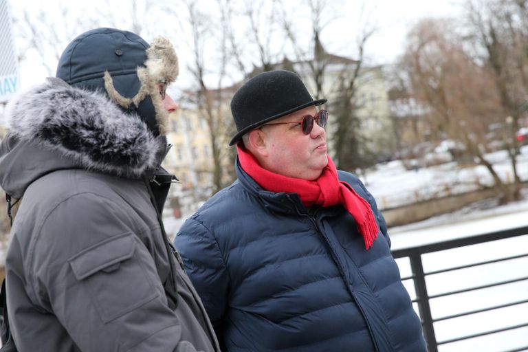 ESMASPÄEVAL pani Tartu linnakirjanik 2021 Juhan Voolaid (vasakul) läkiläki pähe ja jalutas Kaarsilla otsa juurde. Ta kohtus kõvakübarat kandva kirjaniku Paavo Matsiniga, kes sealsamas kuulutati Tartu linnakirjanikuks 2022.