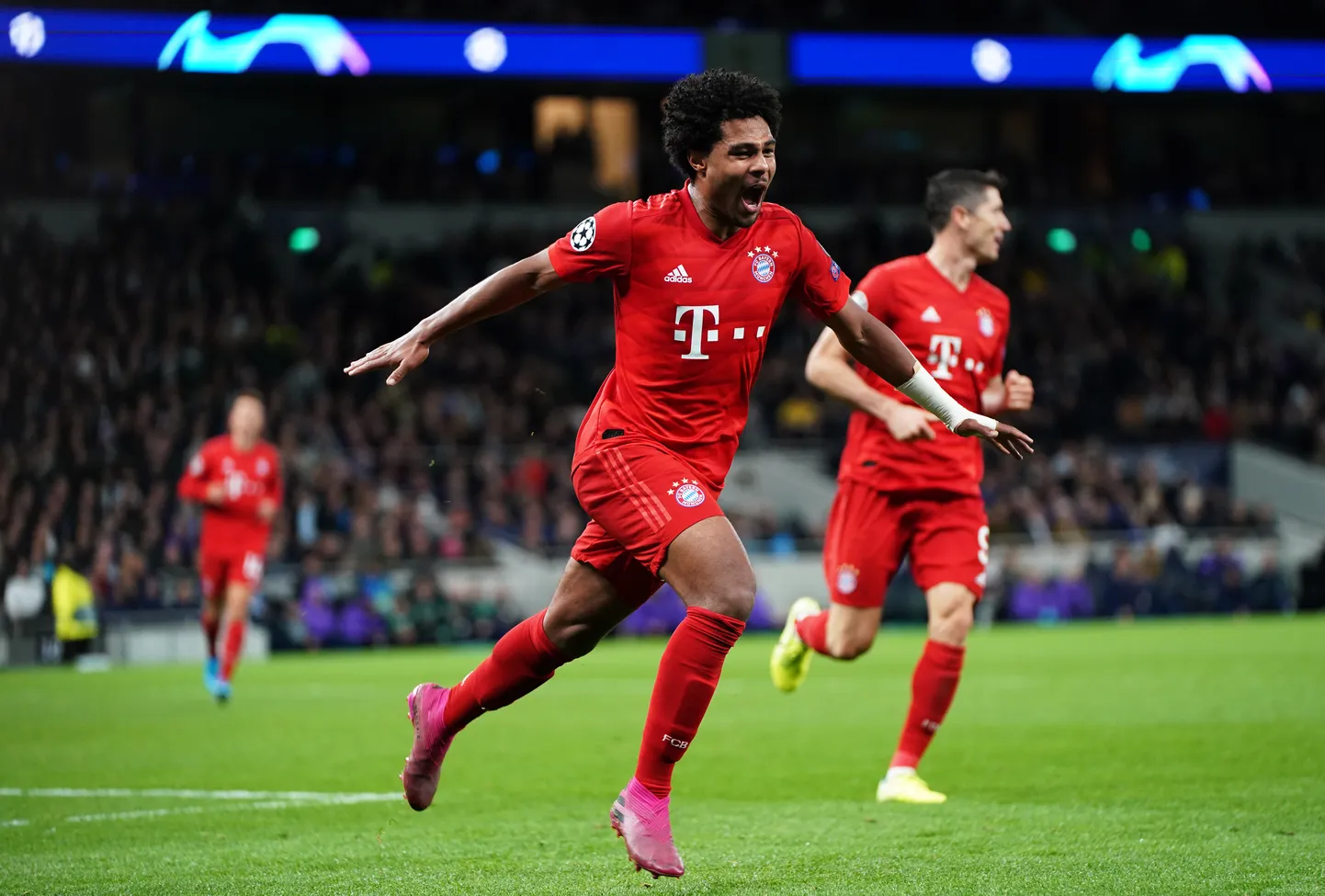 Neli väravat löönud Serge Gnabry järjekordset õnnestumist tähistamas