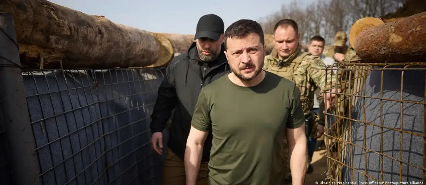 Владимир Зеленский проверяет сооружение фортификаций на Харьковщине, 9 апреля