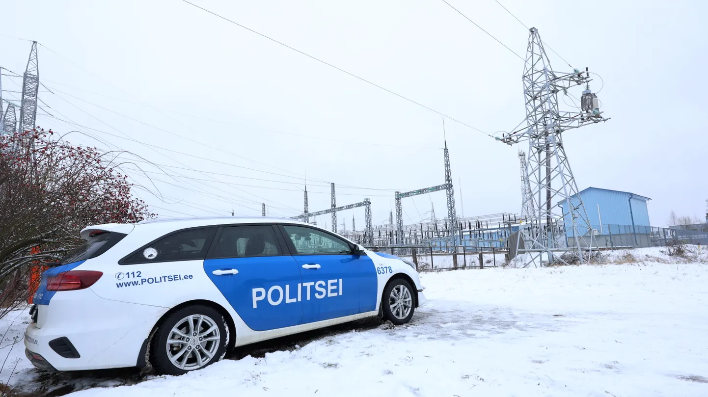 Neljapäeva hommikul seisis politseiauto Tartu servas Ilmatsalu tänaval alajaama juures.