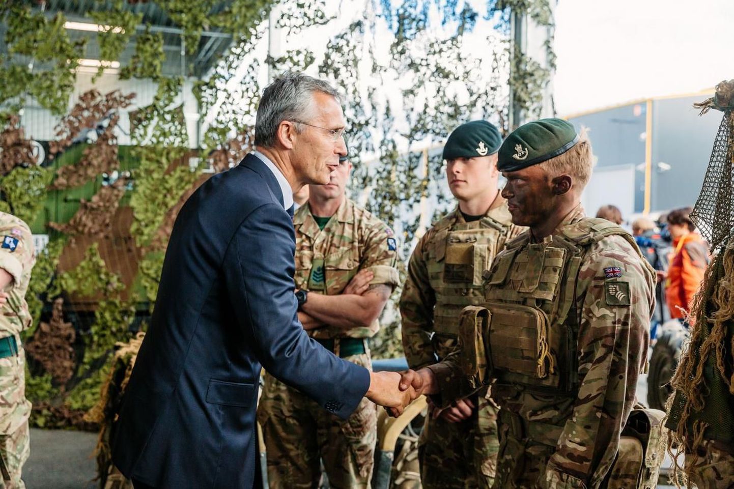 NATO peasekretär Jens Stoltenberg vestlemas alliansi lahingugruppi kuuluva Suurbritannia sõduriga.