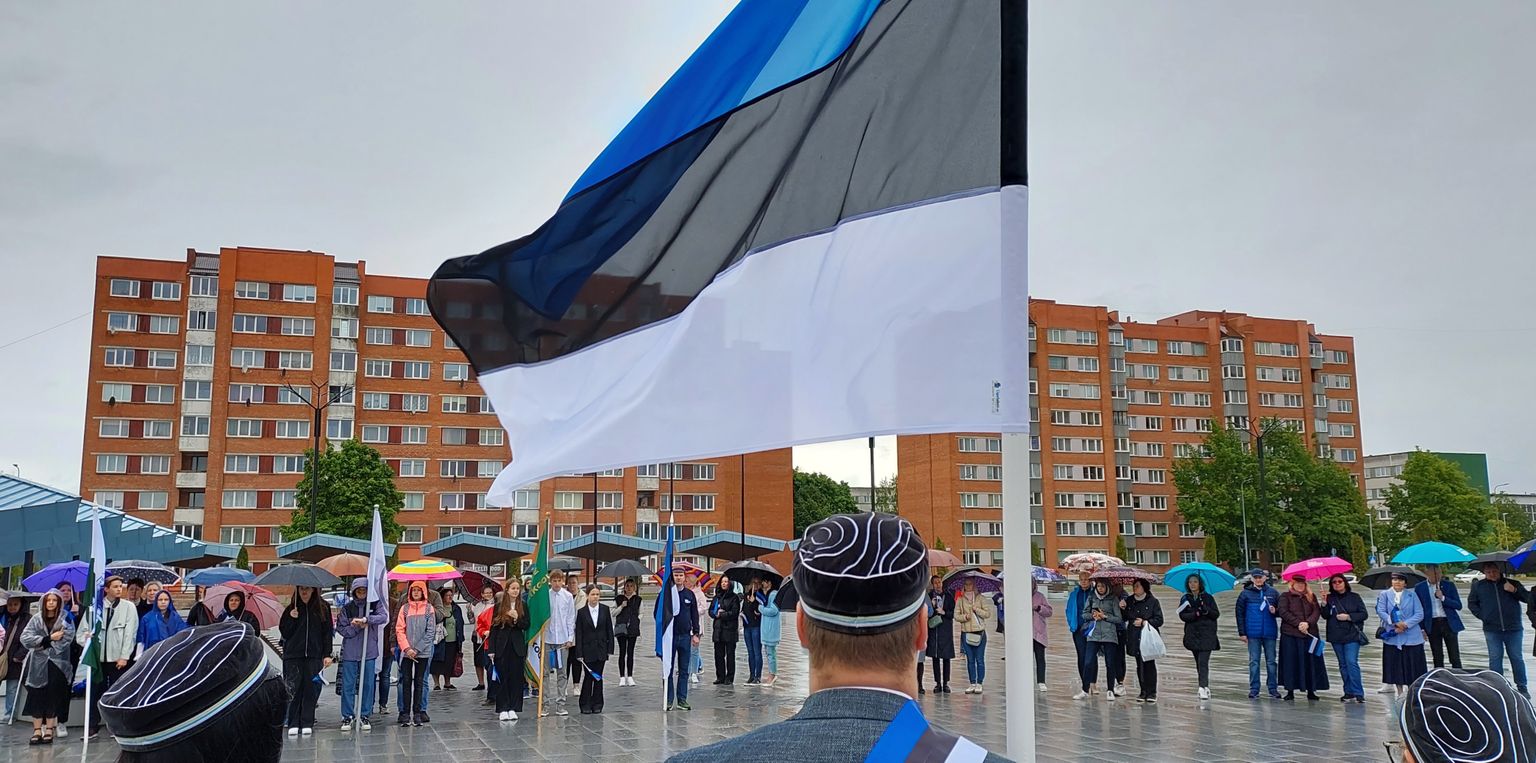 На празднование Дня флага на городской площади в Ахтме собрались пара сотен человек.
