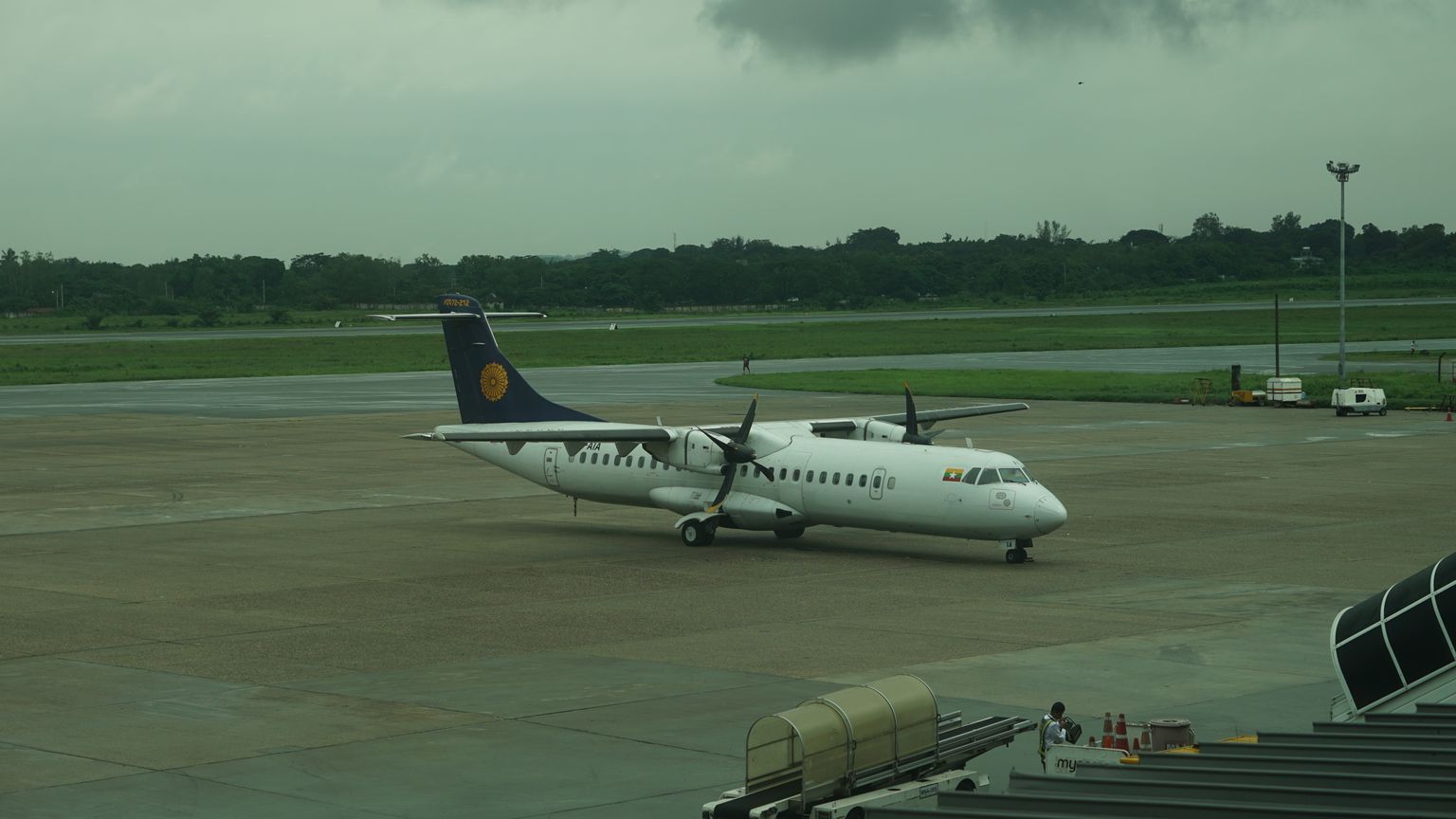 Myanmari rahvusliku lennukompanii ATR-72 Yangoni lennuväljal.
