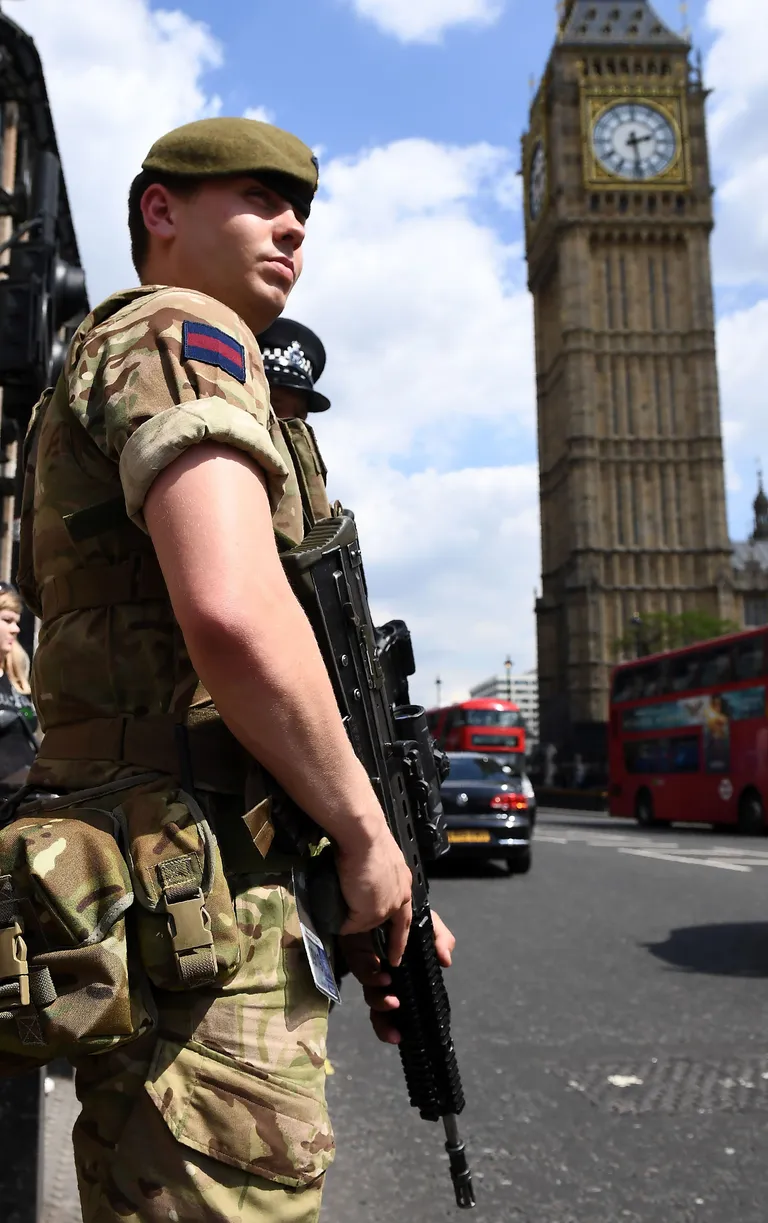 Briti sõdur Londonis parlamendihoone juures.
