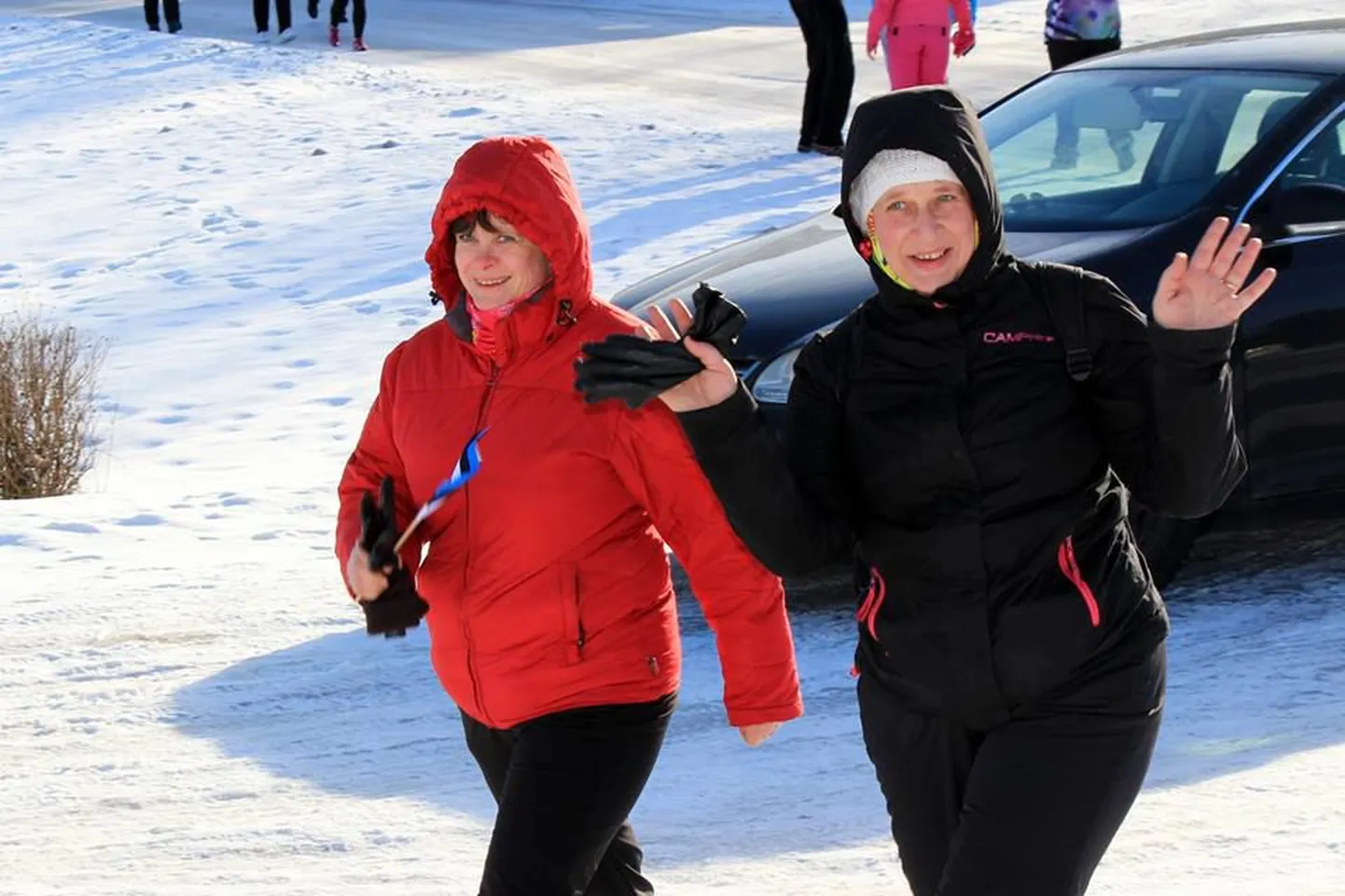 Helen Lepaste (punases) osalemas tänavusel Pitka matkal koos õe Angela Reivikuga.