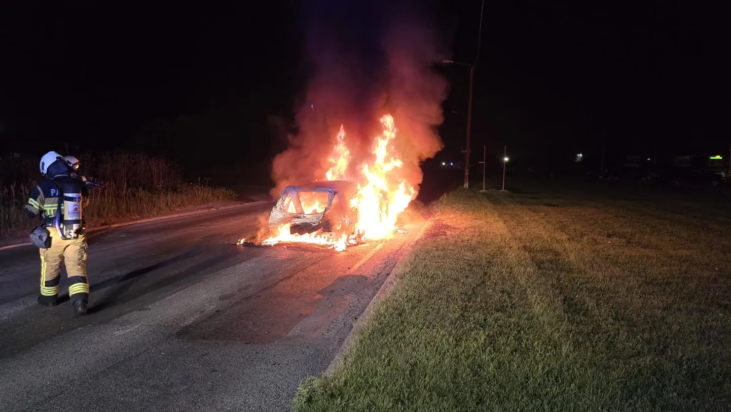 В Ласнамяэ автомобиль загорелся во время движения.