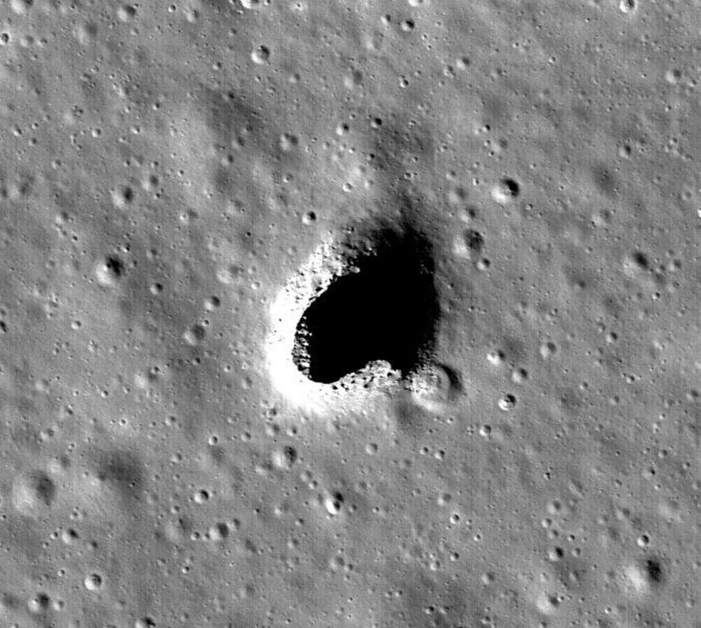 Kuult avastatud hiigelkoobas Marius Hills Skylight JAXA SELENE missiooni võetud pildil.