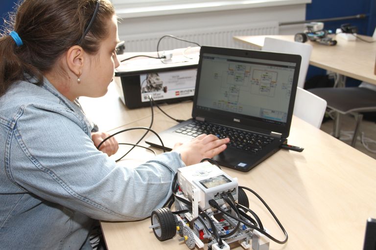 Во время подготовки к соревнованиям роботов школьники изучают программирование.