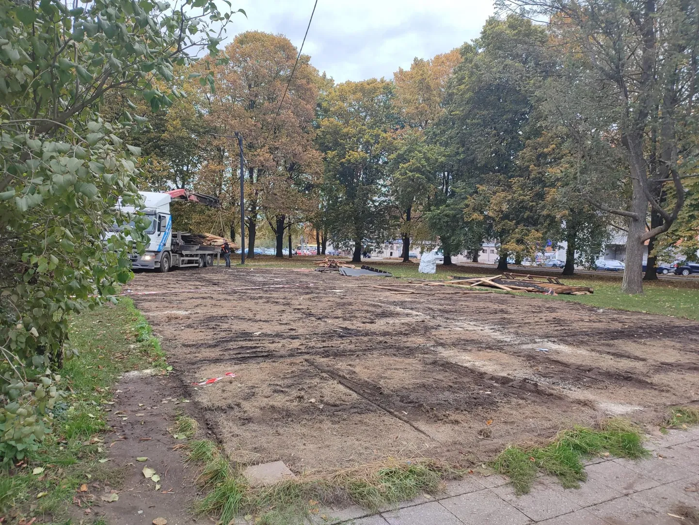 Rulapargi asemel on kaubamaja kõrval keskpargi nurgas praegu ülesküntud maa. Kevadel külvatakse sinna taas muru.