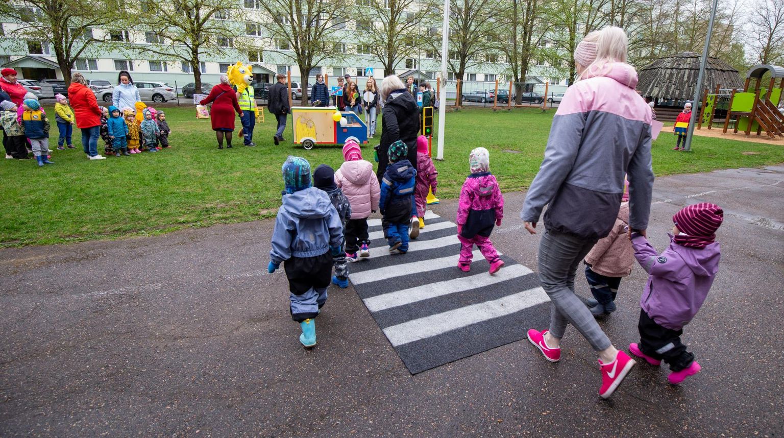 Tartu Descates´i Kooli 8-a klassi õpilased valmistasid Tartu Poku lasteaiale liiklusvankri, pildil keskel.