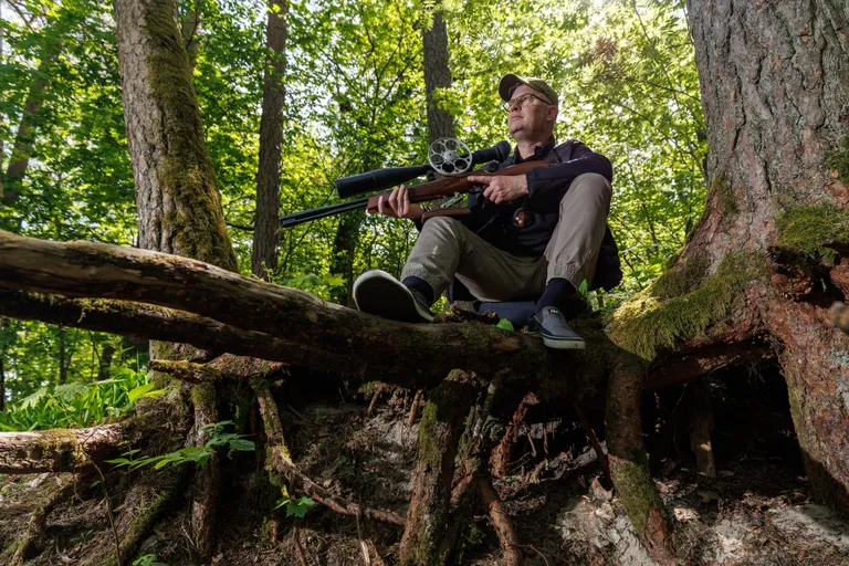 Kunagi käis Urmas Luik pärast tööpäevigi kaameraga metsas, tegelemaks oma hobiga. Juba pea paarkümmend aastat jätab ta vabal ajal sageli fotoaparaadi koju. Aastaid on tema suur kirg laskesport. Kuigi ta on olnud sina peal ka tulirelvadega, eelistab ta lasta õhupüssist.