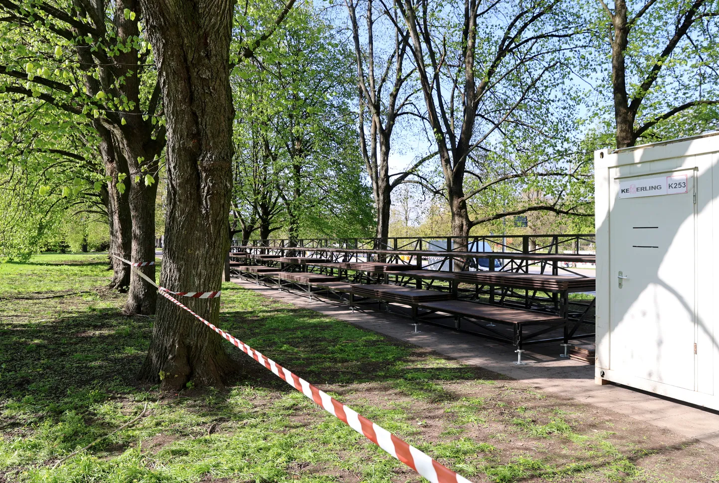 Tartu Uus Teater ehitab keskparki lava ja tribüüne, et 22. mail saaks seal esietenduda uus lavastus.