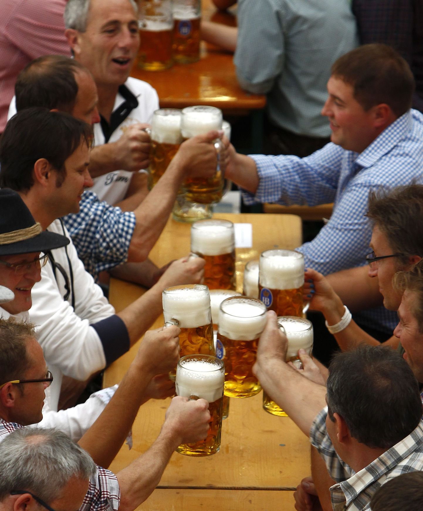Oktoberfesti külastajad õlut joomas.