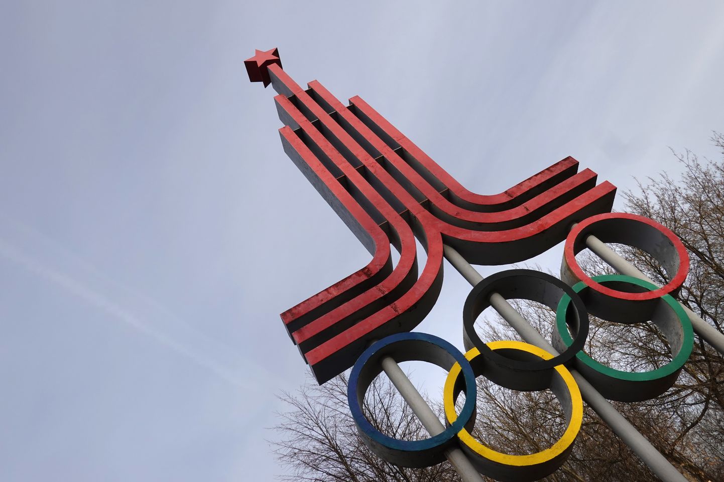 Эмблема летней Олимпиады 1980 года в Москве.
