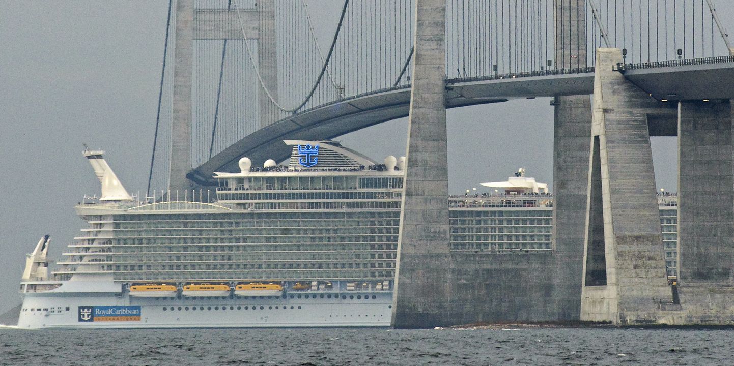 Turu laevatehases valminud Allure of the Seas Taanis Suur-Belti silla juures.