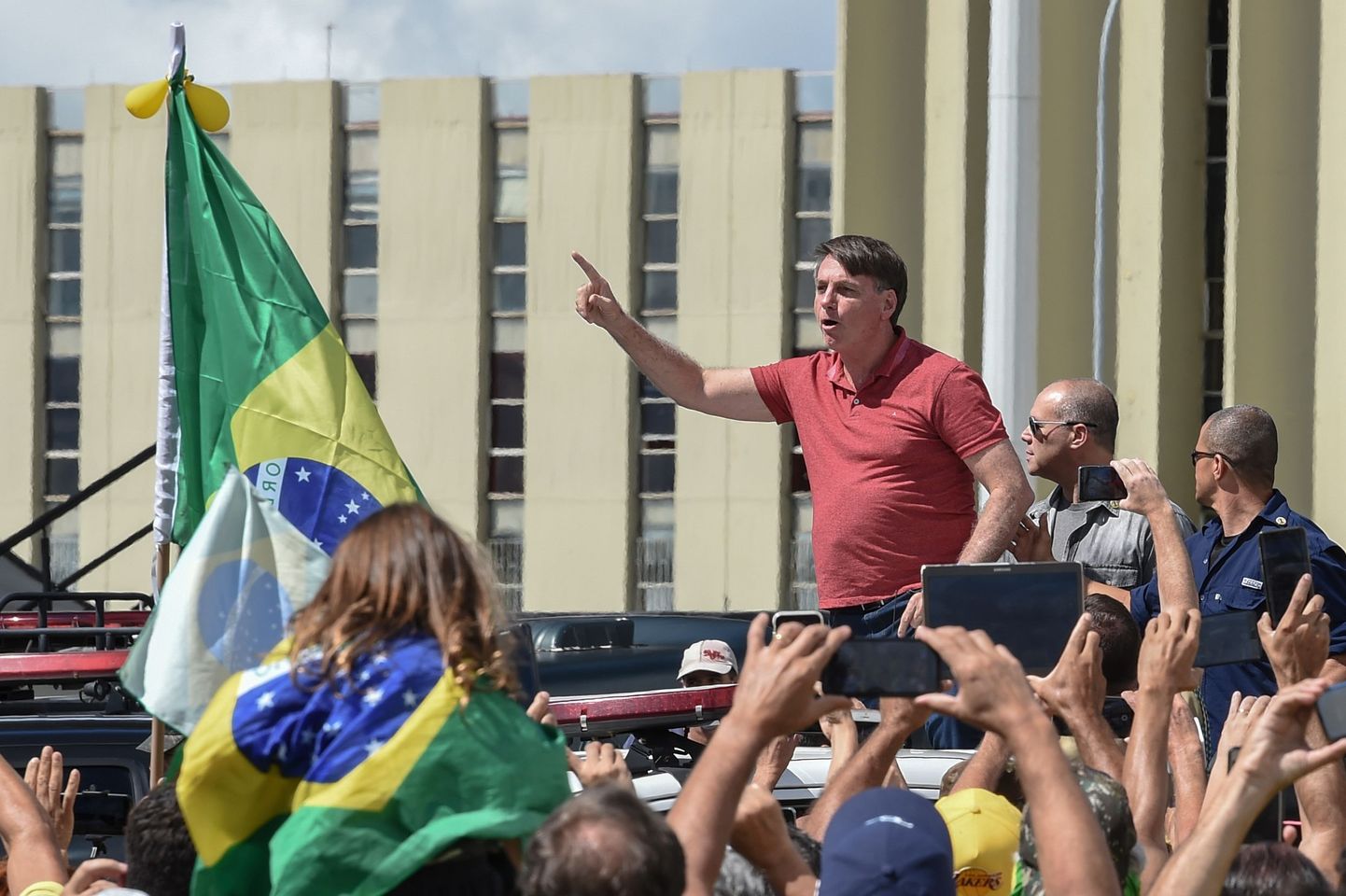 Brasiilia president Jair Bolsonaro protesteeris armeepäeval koos sadade meeleavaldajatega pealinna sõjaväeosa juures karantiinimeetmete vastu.