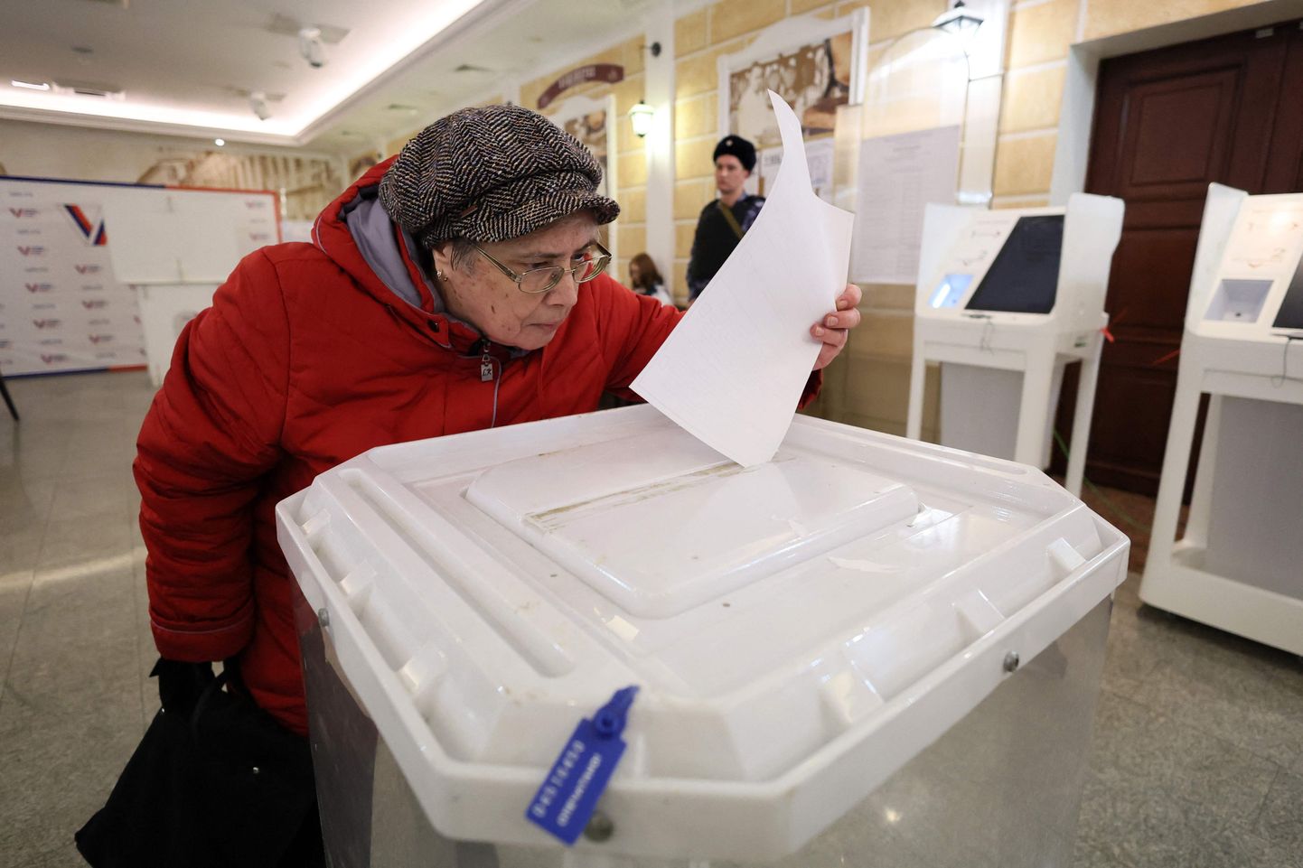 Moskva elanik täna valimiskasti juures.