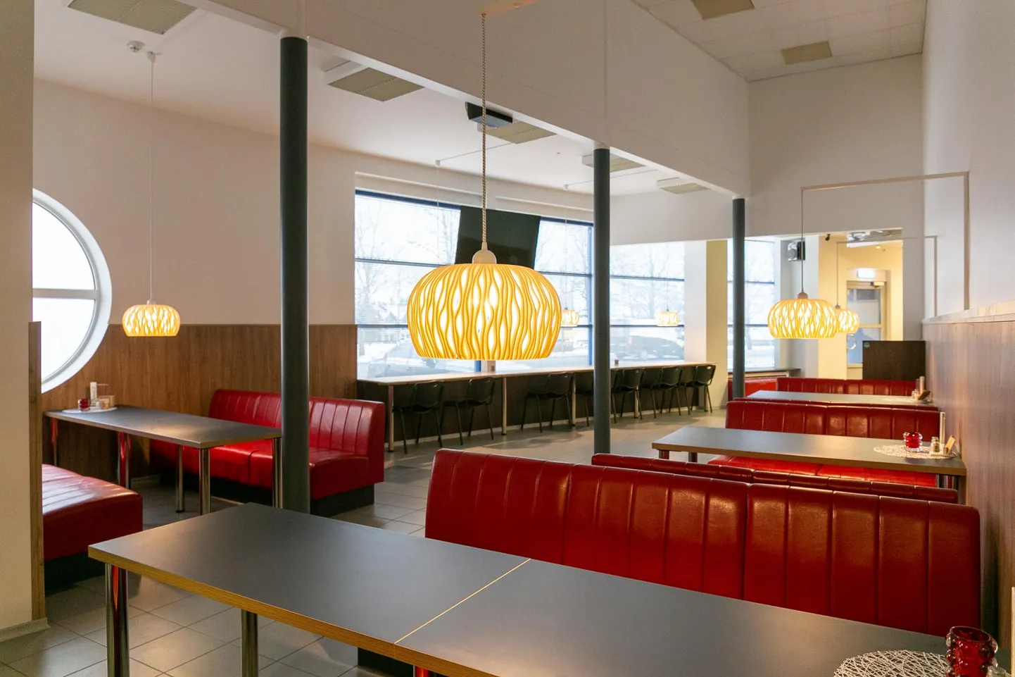 Alates kolmapäevast võivad toitlustusasutused olla avatud kella 21ni ja ühes lauas saab istuda vaid 6 inimest korraga. Fotol on Buffalo restoran Viljandis.