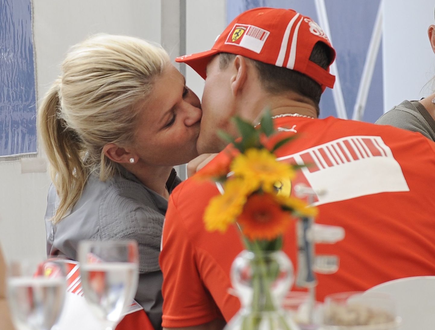 Michael Schumacher suudlemas oma naist Corinnat. Pilt on tehtud aastal 2008