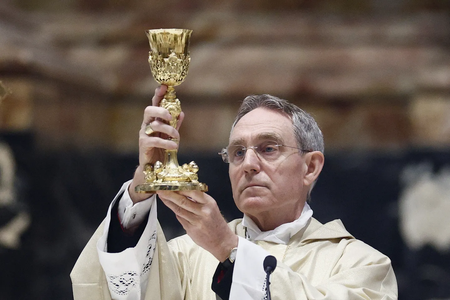 Peapiiskop Georg Gänswein mullu 31. detsembril pidamas oma pikaaegse ülemuse paavst Benedictus XVI mälestusmissat.