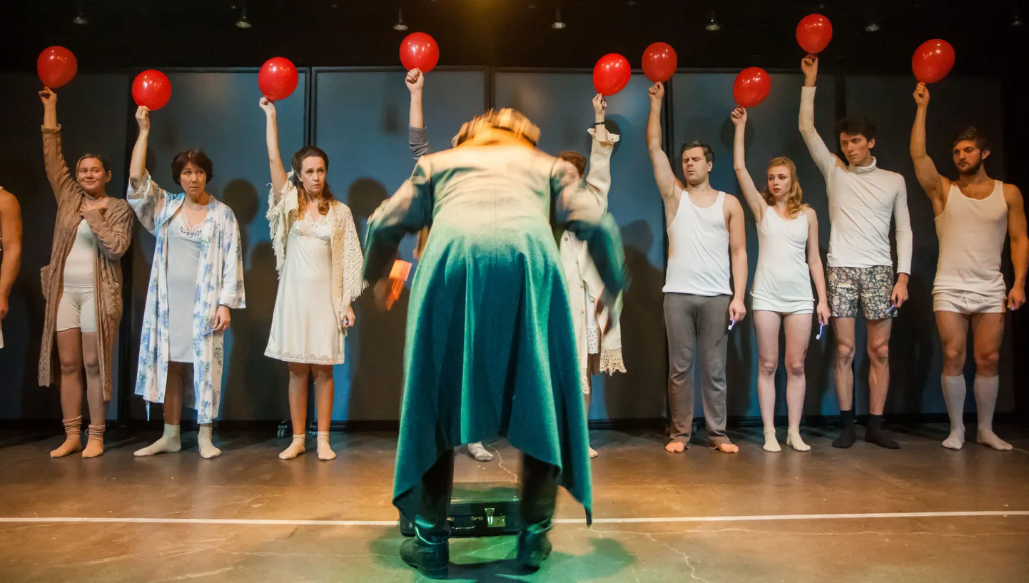 Andra Teede näidendi «Estoplast» lavastas Vanemuise teatris Sander Pukk, mängivad Küllike Saldre, Merle Jääger, Marika Barabanštšikova, Piret Laurimaa, Jaanika Arum, Aivar Tommingas, Andres Mähar, Karol Kuntsel, Margus Jaaniovits, Markus Dvinjaninov, Veiko Porkanen.