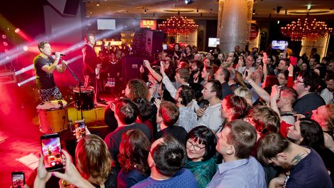 Галерея: юбилейный концерт «Ногу свело» в Таллинне собрал толпу поклонников