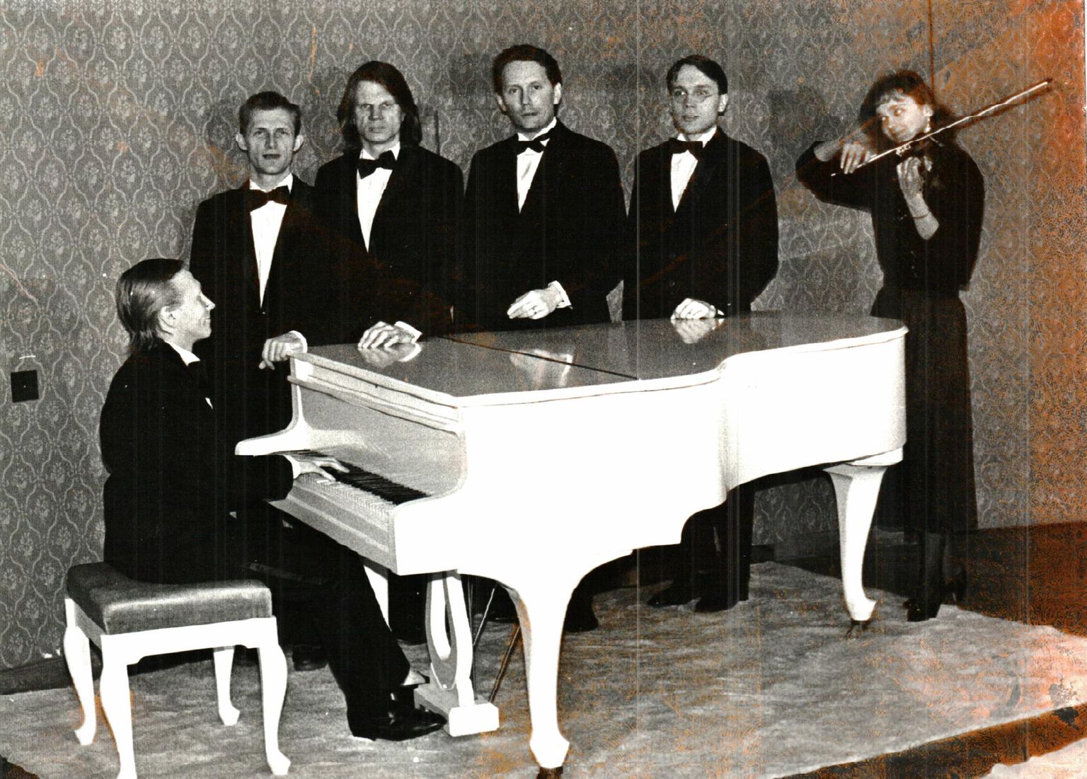 Lavastuses «Kaunimad aastad su elus» osalesid 30 aastat tagasi Toomas Lunge (vasakult), Jüri Lumiste, Hannes Kaljujärv, Andres Dvinjaninov, Rain Simmul ja Tiina Suvorov (aastast 1993 Enniko).
