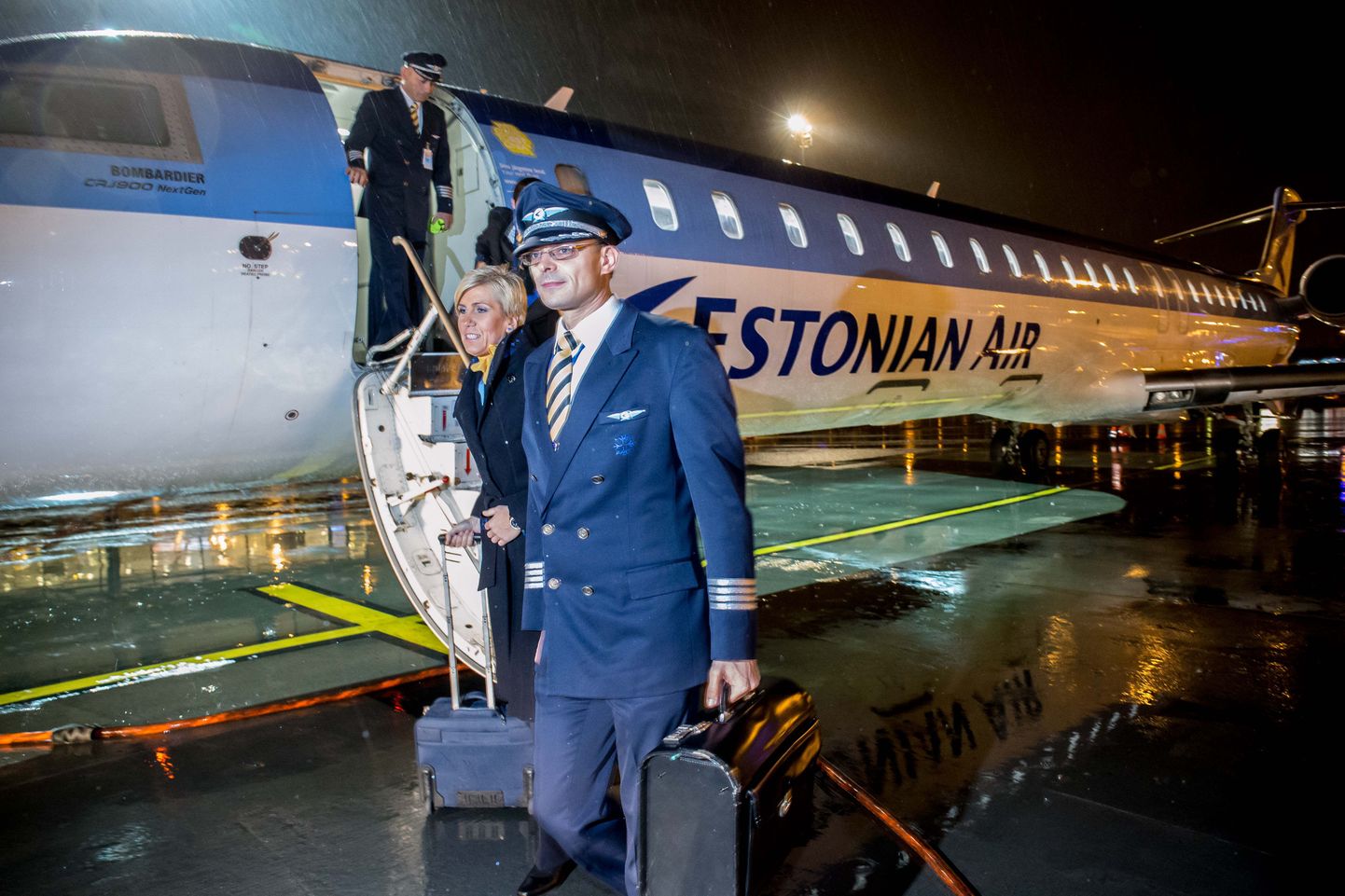 Estonian Airi viimane lend saabus Tallinna lennujaama 2015. aasta 7. novembri õhtul. Esiplaanil piloot Immanuel Pärt.