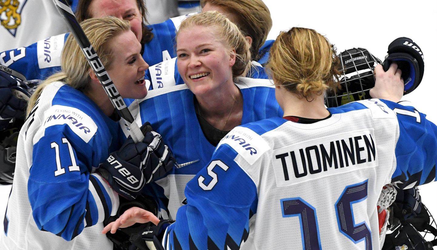 Annina Rajahuhta (V), Noora Räty and Minnamari Tuominen  tähistavad eilset suurvõitu Kanada üle