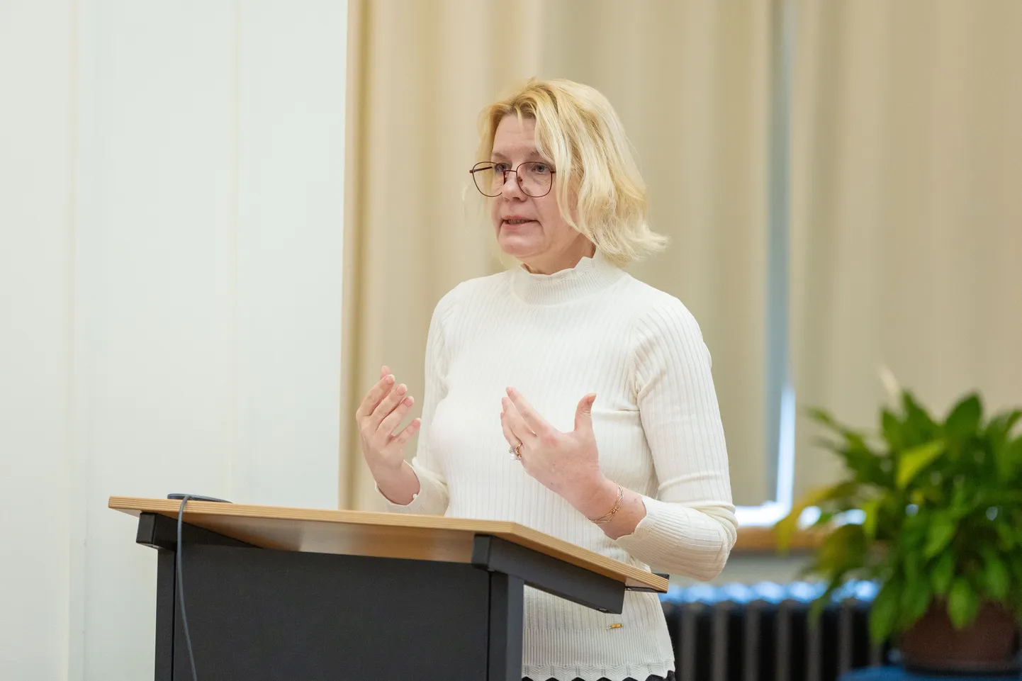 Paide muusika- ja teatrimaja direktor Külliki Aasa volikogu istungil