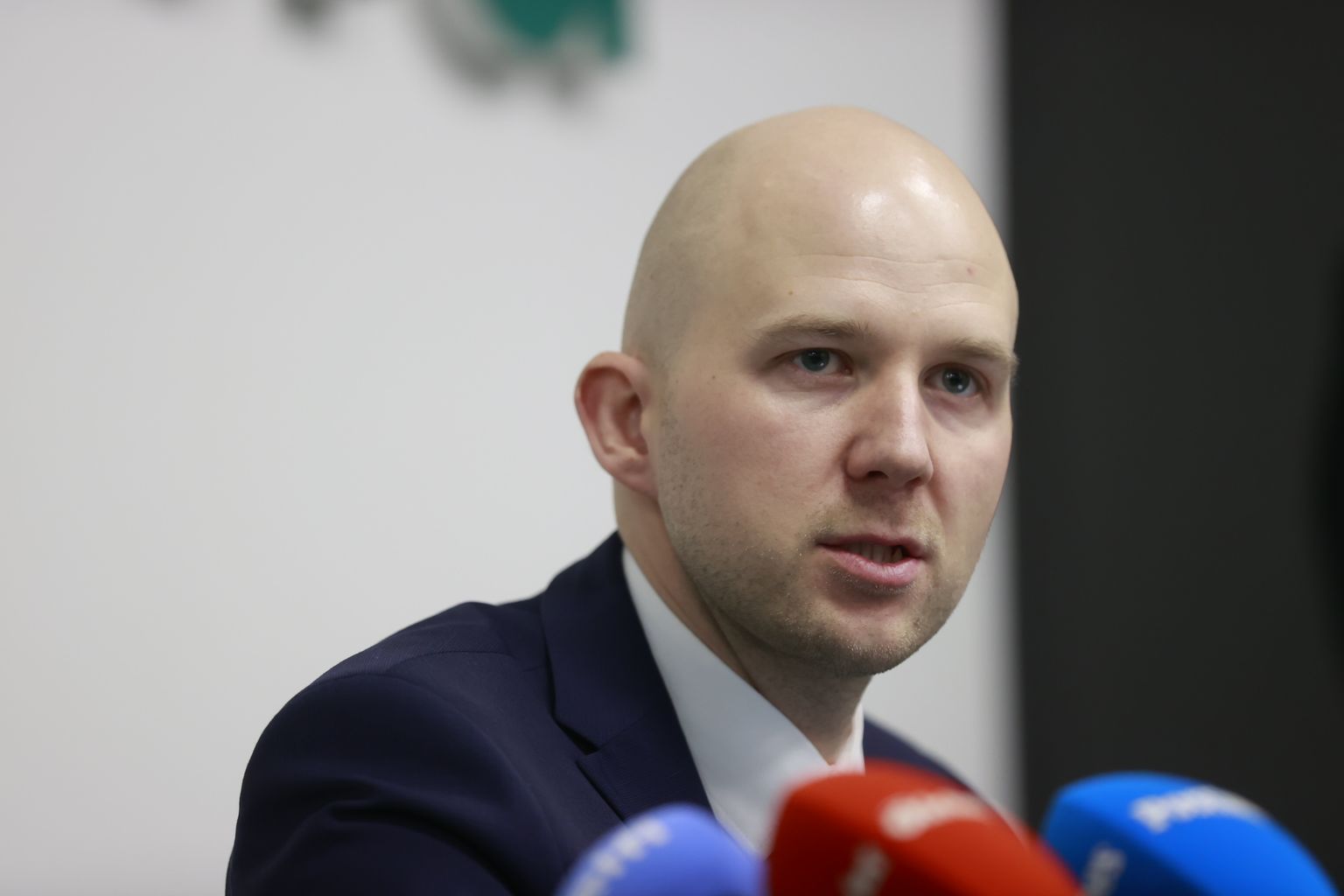 Minister of the Environment Tõnis Mölder (Center Party) steps back.