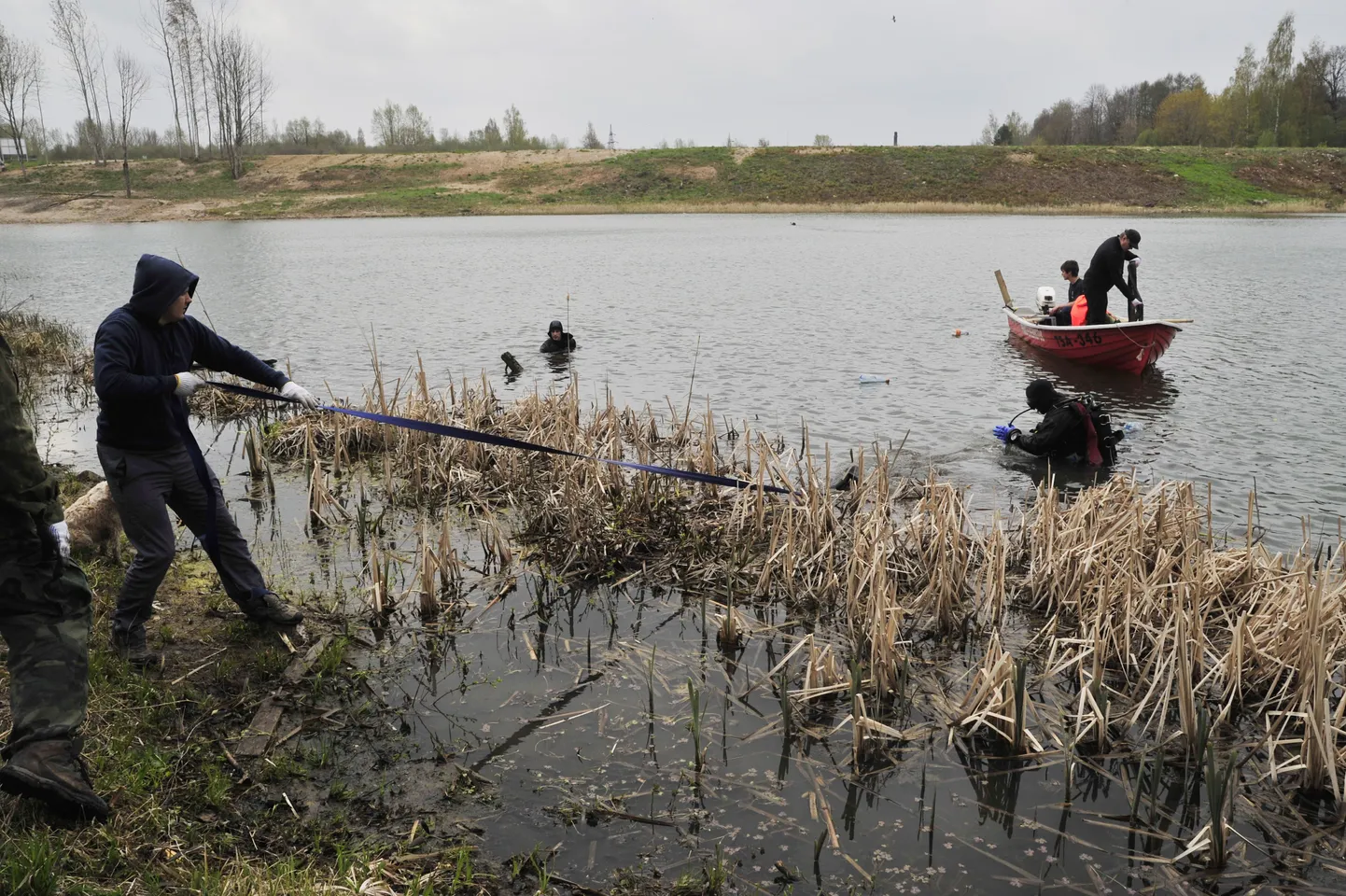 "Teeme ära" koristustalgute raames aitasid sukeldujad Raadi järve põhja sodist puhtaks teha.