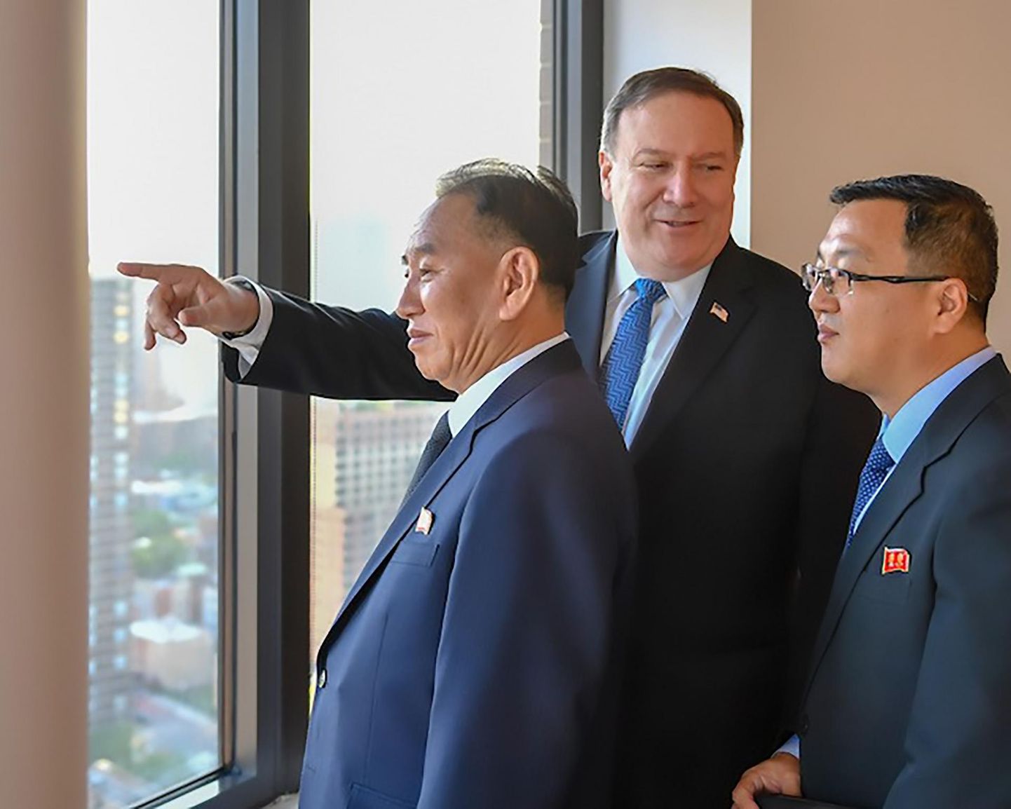 USA välisminister Mike Pompeo (keskel) näitas kolmapäeva õhtul Põhja-Korea kindralile Kim Yong-cholile (vasakul) New Yorgi vaatamisväärsusi.