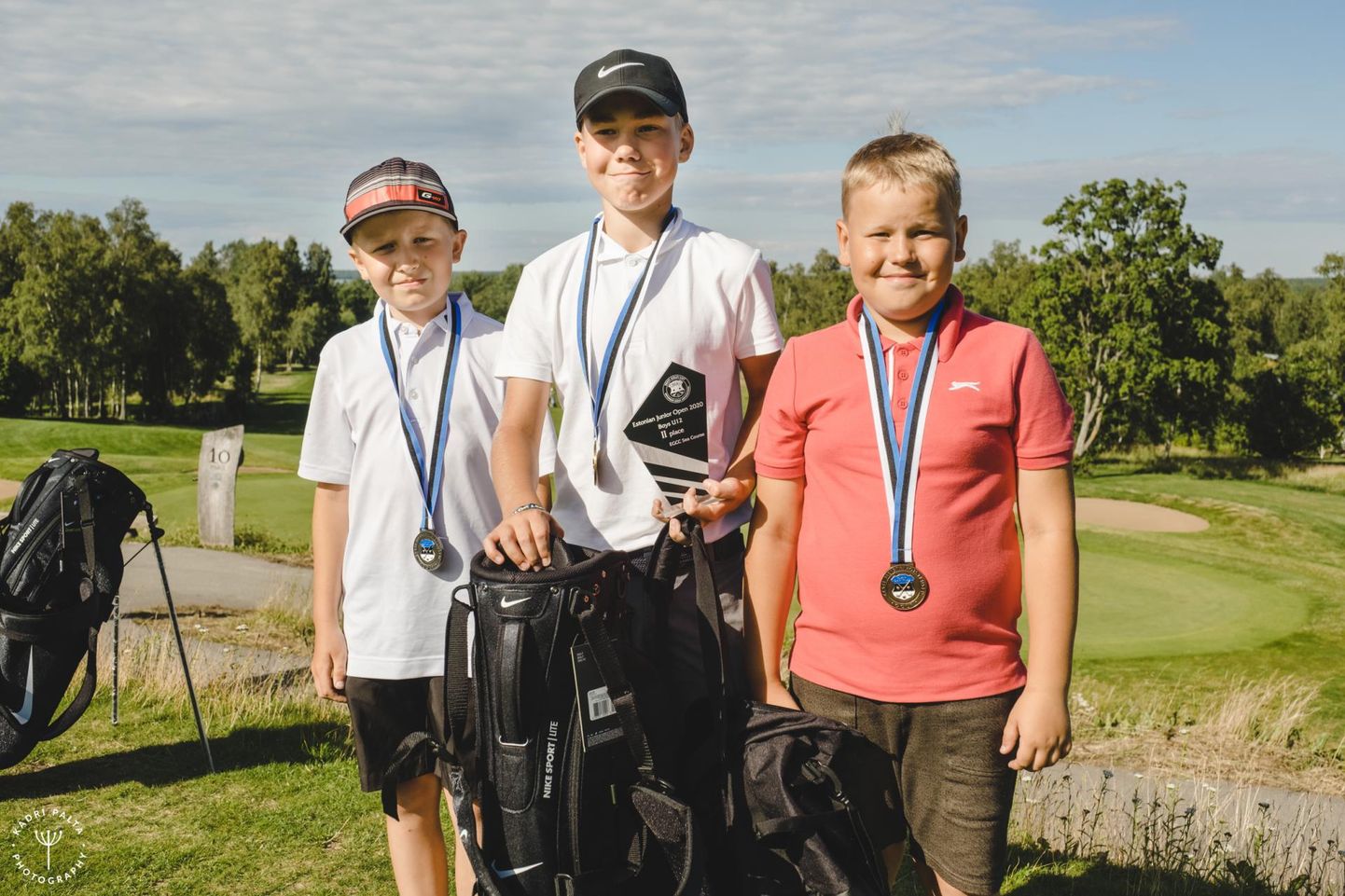 Kerdo Aros (paremal) napsas Eesti noorte meistrivõistlustel golfis kuni 12-aastaste poiste vanuseklassis pronksmedali.