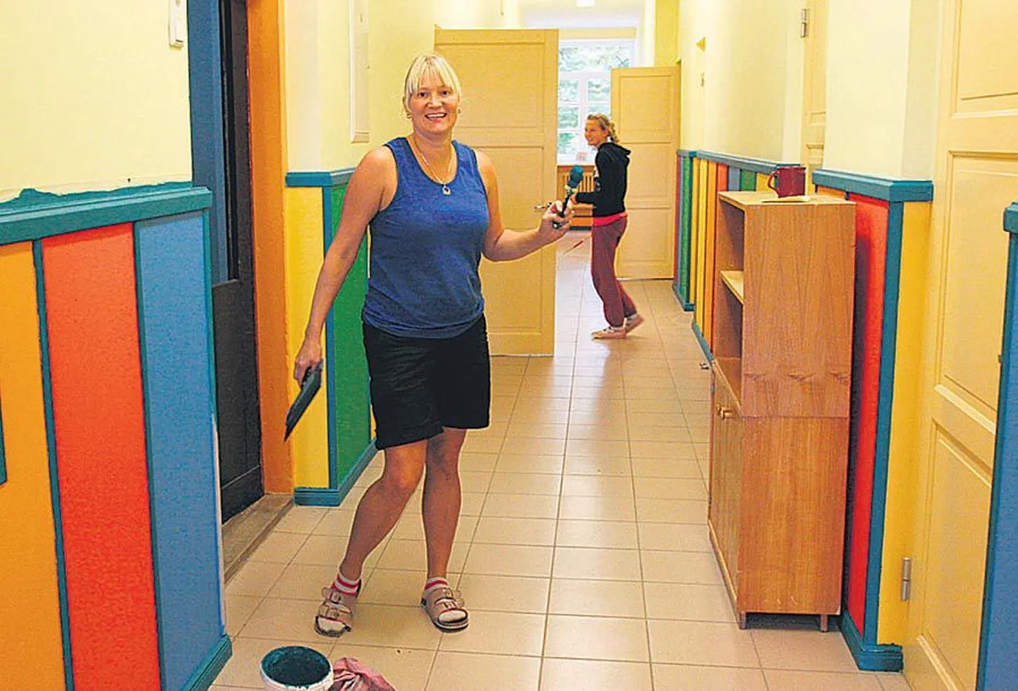 Paistu lasteaia õpetaja Tiia Randpere tegi koos abilistega teisipäeval viimaseid pintslitõmbeid uues värvilises koridoris, kus esmaspäevast hakkavad ringi jooksma Põnnipesa mudilased.