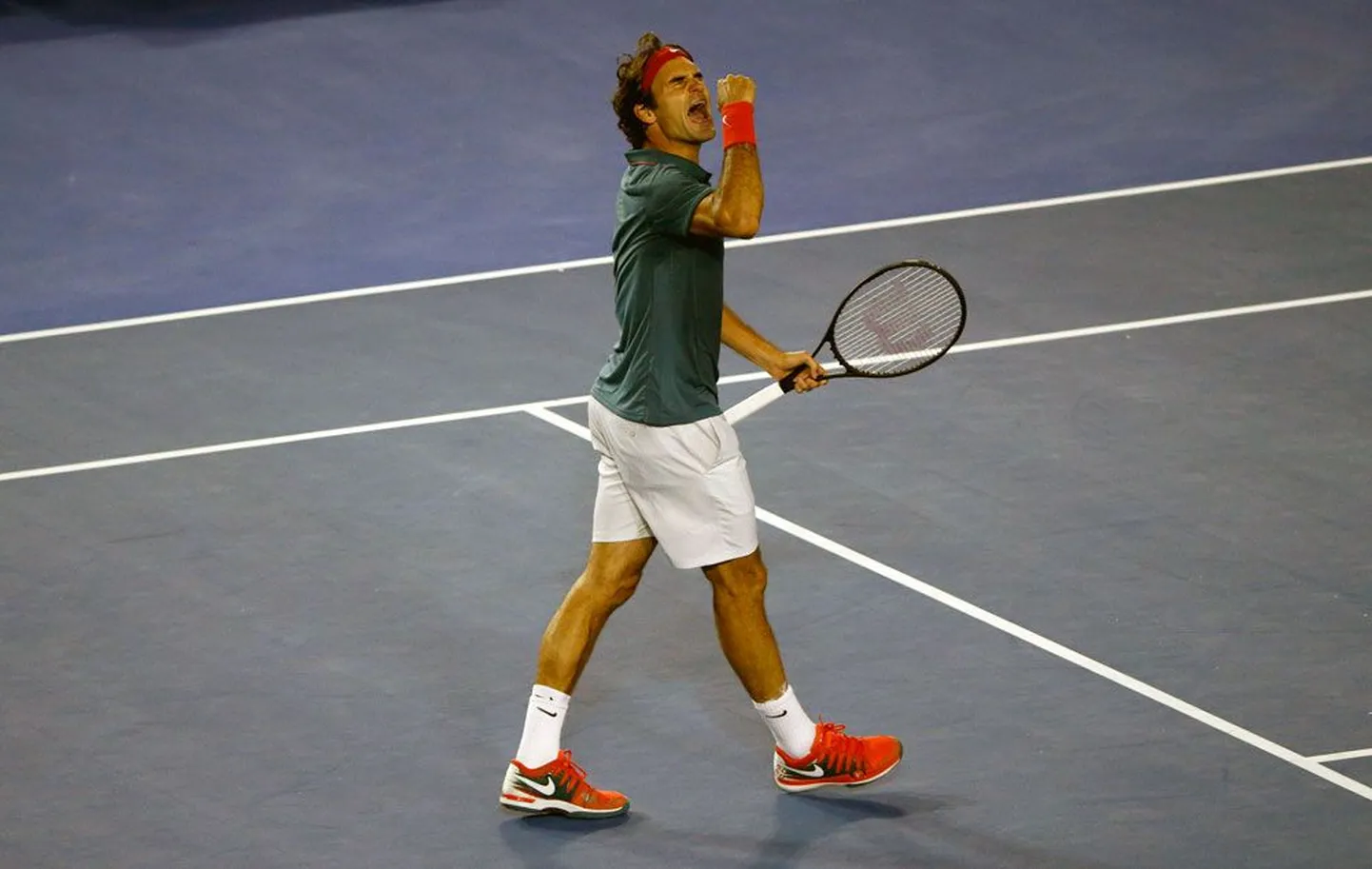 Roger Federer võitu tähistamas.
